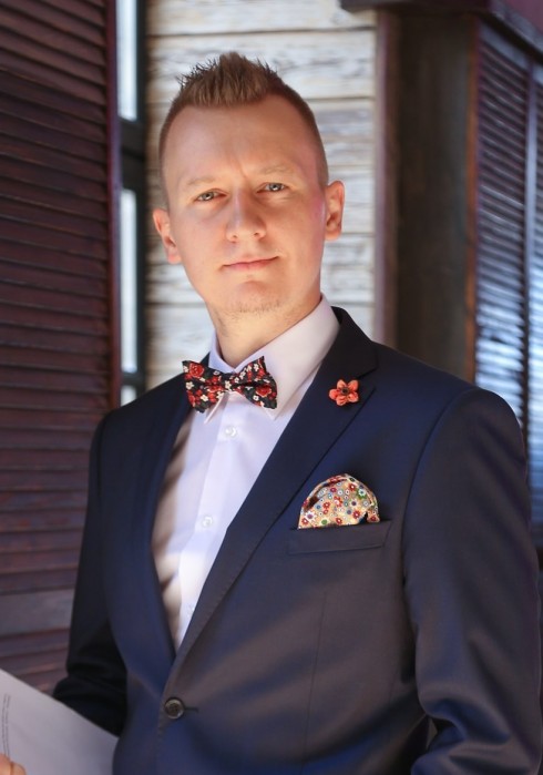 Ведущий, артист Васильев Павел